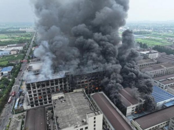 易操盘 镇江丹阳一塑件企业发生火灾